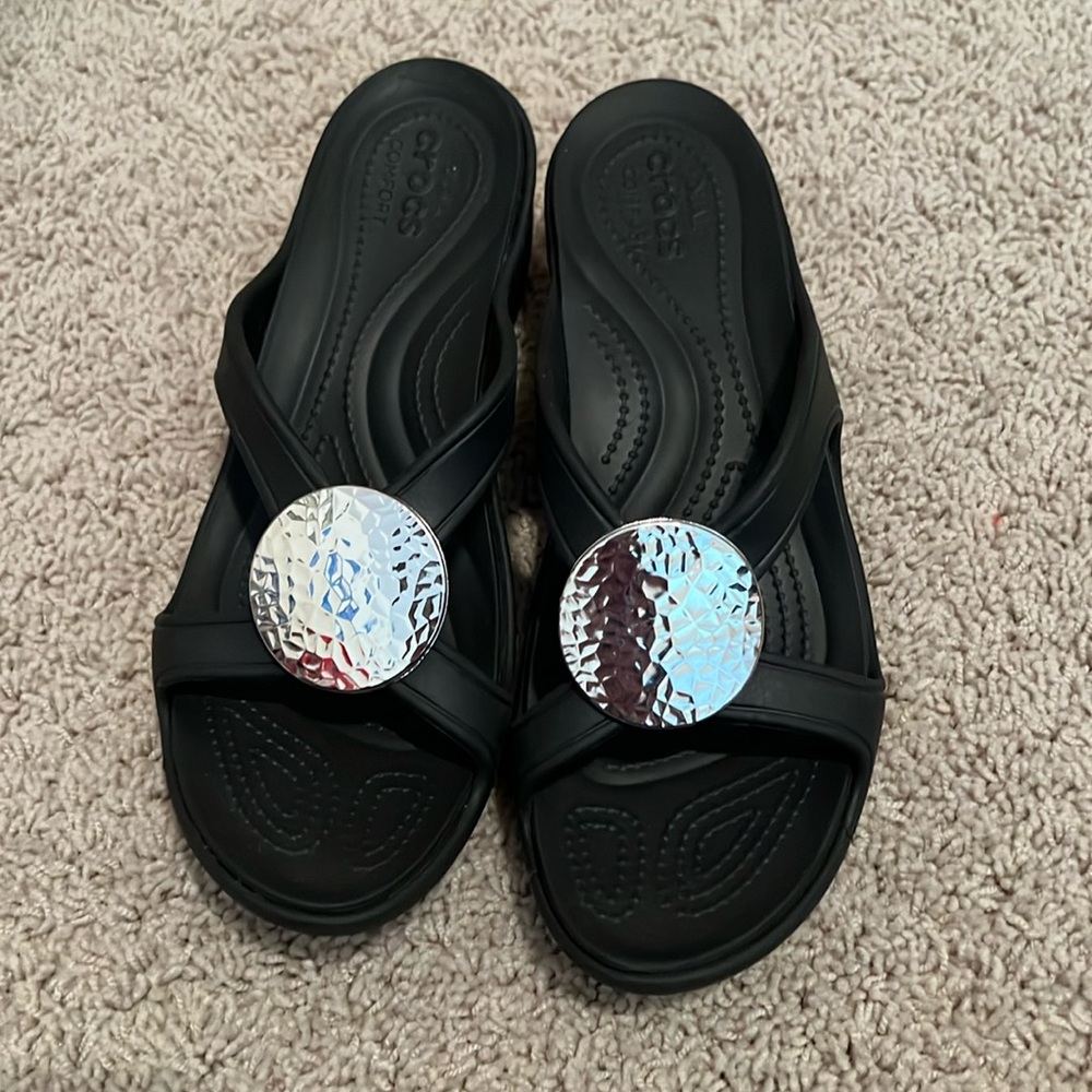 Crocs Sanrah Women's 10 Black With Silver Hammered Circle Wedge Slide Sandal